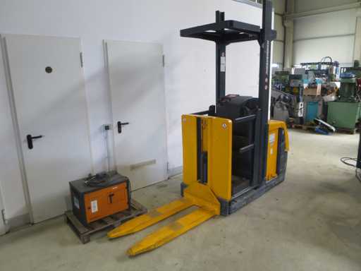 JUNGHEINRICH EKS 110 Kommissionier-Stapler